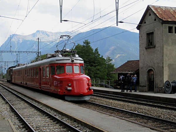 [Elettromotrice storica SBB RAe 4/8 1021 "Churchill
Pfeil" in transito nella stazione di Ausserberg]