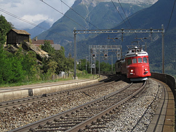 [Elettromotrice storica SBB RAe 4/8 1021 "Churchill
Pfeil" in transito nella fermata di Eggerberg]