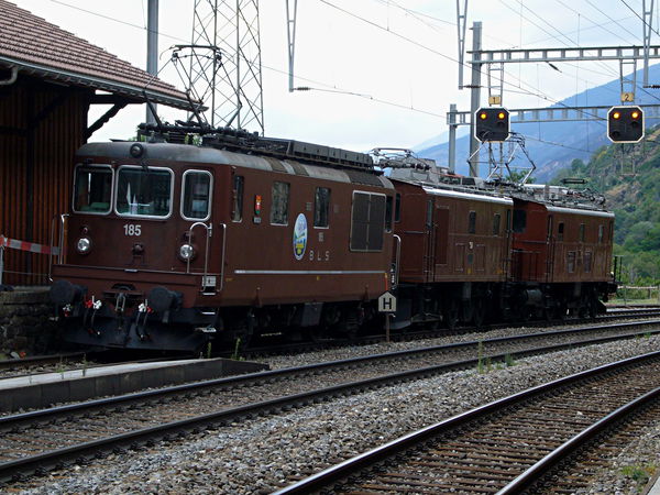 [Terzetto di locomotive elettriche della BLS sul primo binario
della stazione di Lalden: Re 4/4 185, Ce 4/4 312 e Ce 4/6 307]