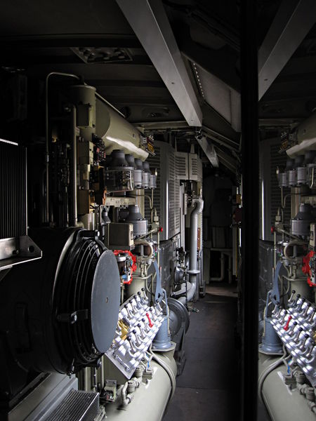 [Vista
dell'interno della cabina alta tensione della locomotiva elettrica Re
4/4 185 in esposizione a Lalden]