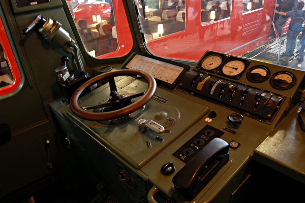 [Banco della locomotiva elettrica Ae 6/6 14402 (Erstfeld, 27 giugno
2015)]