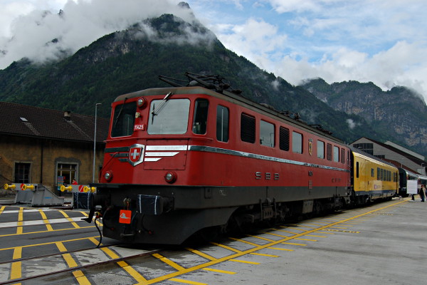 [Locomotiva elettrica Ae 6/6 11425 &laquo;Genève&raquo; (Erstfeld, 4 giugno 2016)]