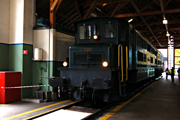 [Locomotiva elettrica Ae 8/14 11801 nella rimessa di Erstfeld
(Erstfeld, 4 giugno 2016)]