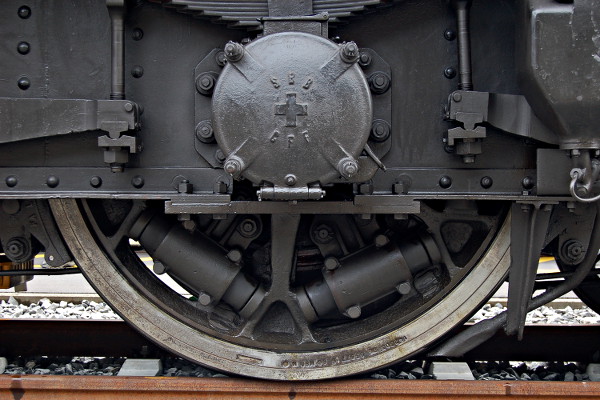 [Particolare di una ruota motrice della locomotiva elettrica Be 4/7 12504 (Erstfeld, 4 giugno 2016)]