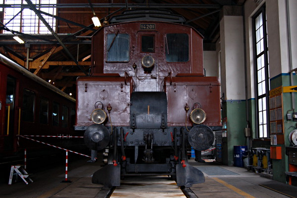 [Locomotiva elettrica Ce 6/8<sup>I</sup> 14201 nella rimessa di Erstfeld
(Erstfeld, 4 giugno 2016)]
