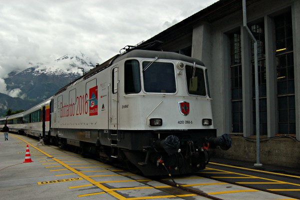 [Locomotiva elettrica Re 420.268 in livrea "Gottardo 2016" (Erstfeld, 4 giugno 2016)]