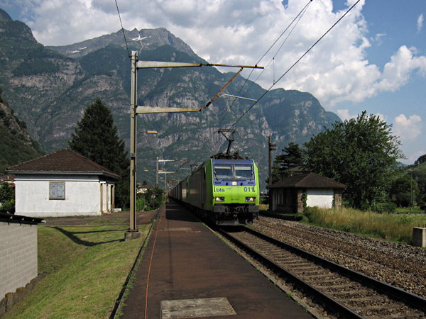 [Vecchia fermata di Pollegio sulla ferrovia del Gottardo, con
treno merci trainato dalla locomotiva BLS 485.011]