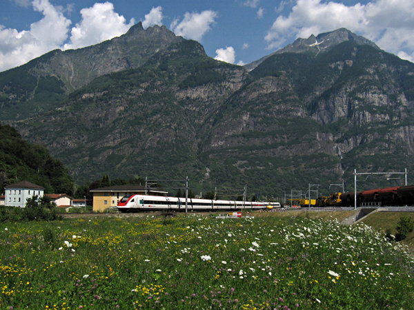 [Elettrotreno RABDe 500 in transito sul
vecchio tracciato della ferrovia del Gottardo a Pollegio]