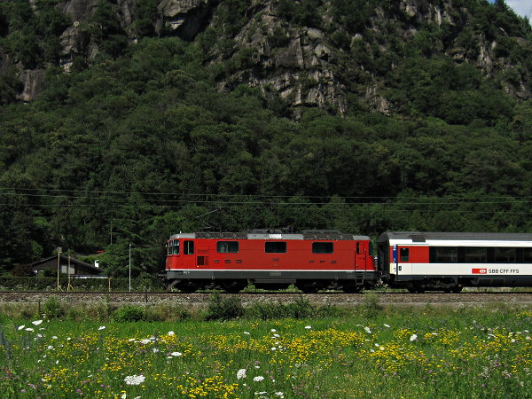 [Vista laterale della
locomotiva SBB Re 4/4 11145 in corsa sul vecchio tracciato della
ferrovia del Gottardo a Pollegio]