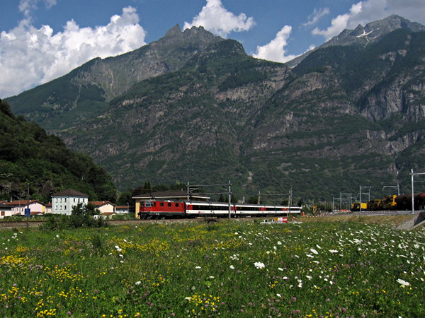 [Treno
passeggeri con locomotiva SBB Re 4/4 11145 e quattro carrozze a
Pollegio]
