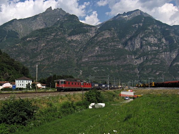 [Treno merci
con locomotive SBB Re 6/611678 e Re 4/4 in transito a Pollegio sul
tracciato storico]