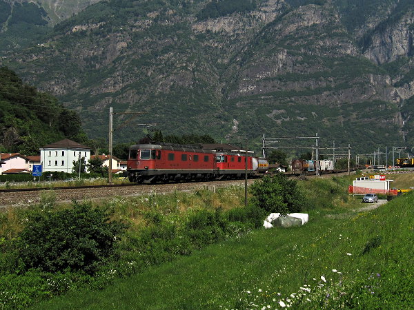 [Treno merci
con locomotive SBB Re 6/6 11668 e Re 4/4 in transito a Pollegio]
