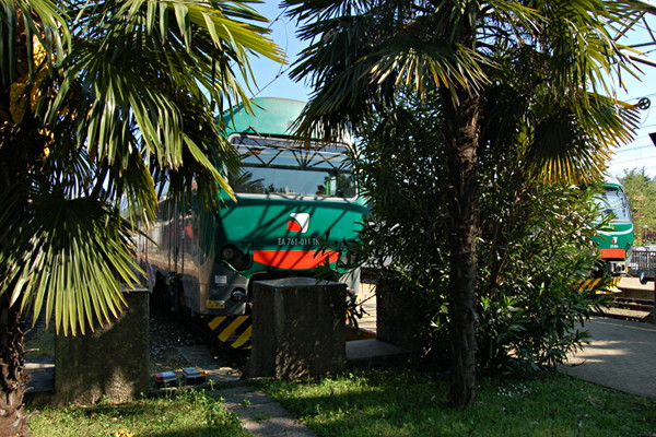 [Motrici EA 761.011 ed EB 711.064 di Trenord in sosta nella stazione
di Laveno Mombello Nord (22 aprile 2017)]