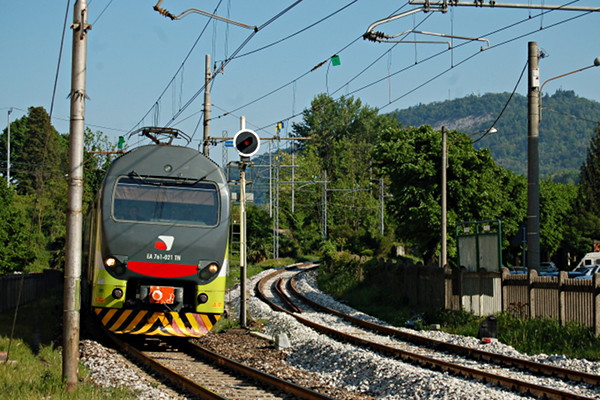[Un convoglio TAF di Trenord al passaggio a livello di Via Ceretti a
Laveno.  Sulla destra i binari del raccordo FNM - FS (Laveno, 22
aprile 2017)]