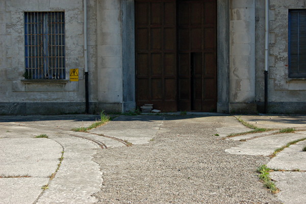 [Ultime tracce dei binari della Decauville su piazzale dello
stabilimento Ponte della Società Ceramica Italiana (Laveno, 22 aprile
2017)]