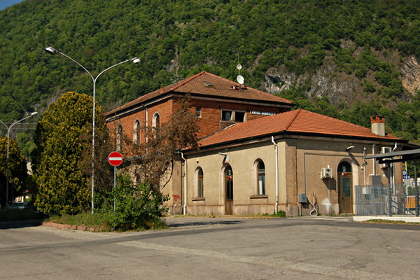 [Fabbricato viaggiatori della stazione di Laveno Mombello FS (Laveno,
22 aprile 2017)]