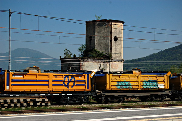 [Torre dell'acqua della stazione di Laveno Mombello FS (Laveno, 22
aprile 2017)]