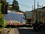 [Re 474 di SBB Cargo in transito al passaggio a livello di Via
Varese a Laveno]