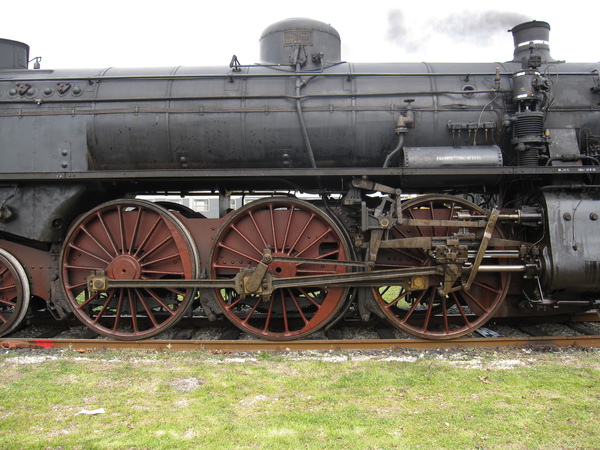 [Particolare dei tre assi
accoppiati della locomotiva a vapore Gr 685.196, in sosta a Milano
Smistamento]