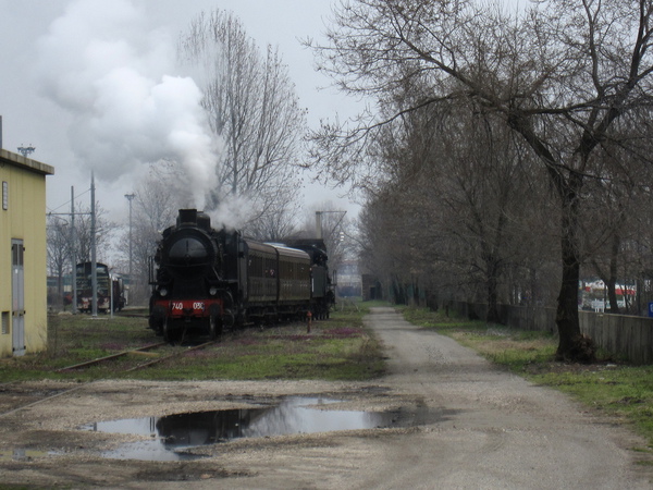 [Corsetta nel deposito di
Milano Smistamento effettuata con locomotiva a vapore Gr 740.038 in
testa, carrozze Centoporte Bz&nbsp;37071 e Bz&nbsp;39165 e locomotiva
a vapore Gr 625.100 in coda]