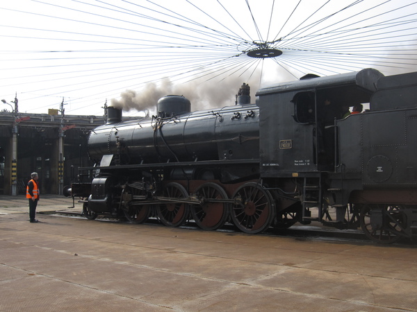 [La locomotiva a vapore Gr
740.038 viene girata sulla rotonda di Milano Smistamento]