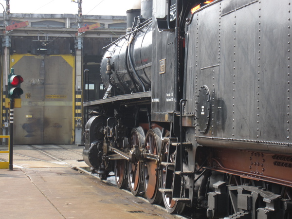 [Particolare della locomotiva a
vapore Gr 740.038 durante la giratura sulla rotonda di Milano
Smistamento]