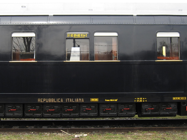 [Particolare della fiancata
della carrozza 89-80&nbsp;916 del Treno Presidenziale a Milano
Smistamento]