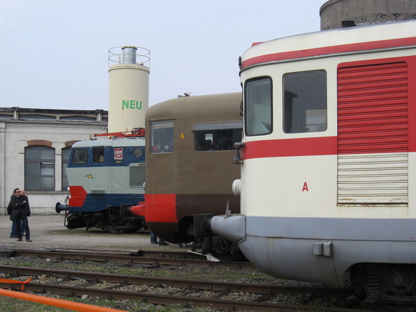 [Automotrice
diesel ALn&nbsp;773.3404, rimorchio pilota per automotrici elettriche
Le&nbsp;883.001 e locomotiva elettrica E656.001 nel deposito di Milano
Smistamento]