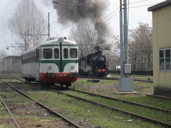 [Automotrice diesel
ALn&nbsp;873.3511 e locomotiva a vapore 740.038 a Milano Smistamento]
