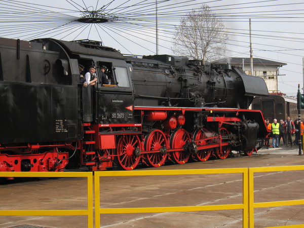 [La locomotiva Br 50 3673 con
relativo tender vengono girati sulla piattaforma di Milano Smistamento
in occasione del Porte Aperte 2013]