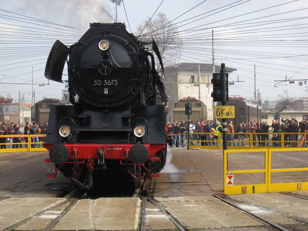 [La locomotiva a vapore Br 50
3673 sulla rotonda di Milano Smistamento; sullo sfondo, la parata di
locomotive elettriche storiche delle FS]