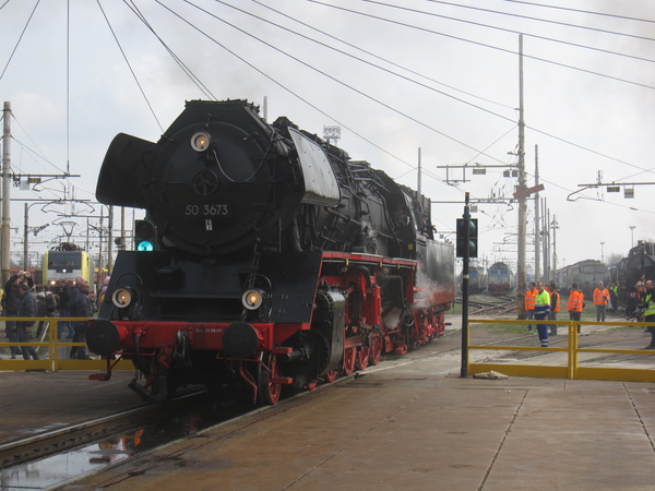 [La locomotiva a vapore Br 50
3673 in uscita dalla piattaforma girevole di Milano Smistamento]