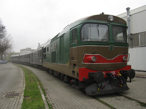 [Convoglio con locomotiva
diesel-elettrica D343.1030 in livrea originale, carro generatore
Vrec&nbsp;99-39&nbsp;811 e carrozze centoporte Bz&nbsp;39134 e
Bz&nbsp;37353 in grigio ardesia]