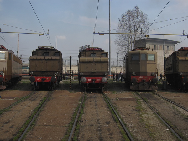 [Locomotive
elettriche E626.294, E626.443 e E636.164 sulla rotonda di Milano
Smistamento]