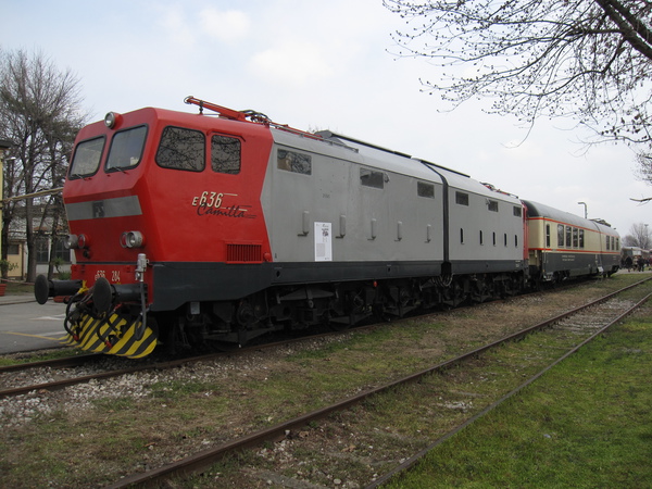 [Locomotiva elettrica
E636.284 "Camilla" con carrozza ristorante gran Confort
WR&nbsp;88-90&nbsp;999 a Milano Smistamento]