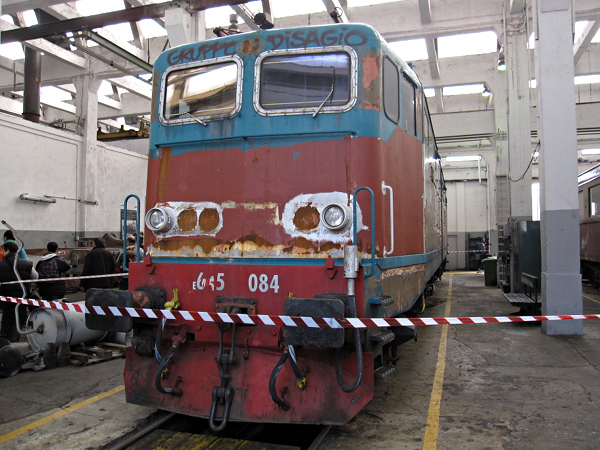 [Locomotiva elettrica E645.084
durante le attività di ripristino della livrea originale, all'interno
dell'officina media di Milano Smistamento]