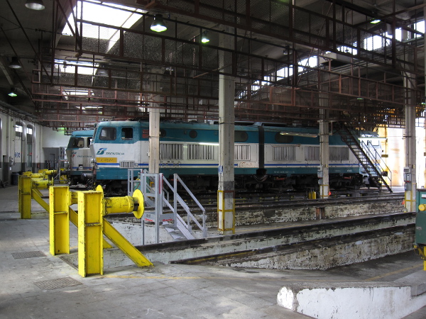 [Locomotive elettriche E655.087 ed E652 all'interno dell'officina
piccola di Milano Smistamento]