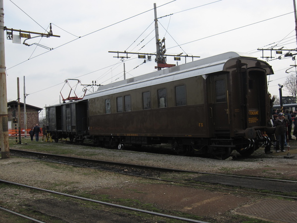 [Carro prova
riscaldamento elettrico Vre 951&nbsp;3&nbsp;100 con pantografo in
presa e carrozza prova freni Vfr 99&nbsp;89&nbsp;01 sulla rotonda di
Milano Smistamento]