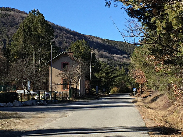 [Casello ferroviario  abbandonato di Chanteloube, sulla  vecchia linea
Gap-Briançon  all'altezza del  bivio per  Barcelonnette.  Chorges,  14
gennaio 2019.]