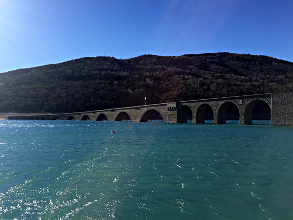 [Il viadotto ferroviario di Chanteloube emerge dalle acque del lago di
Serre-Ponçon.  Chorges, 15 gennaio 2019.]