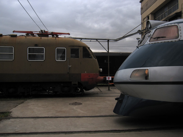 [Automotrice  elettrica storica  FS  ALe&nbsp;840.012 ed  elettrotreno
ETR.401  Pendolino  sul  piazzale   della  Squadra  Rialzo  di  Milano
Centrale.  Milano, 23 marzo 2014.]