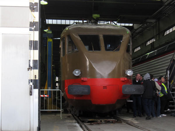 [Automotrice elettrica  storica FS ALe&nbsp;883.007  all'interno della
Squadra Rialzo di Milano Centrale.  Milano, 23 marzo 2014.]