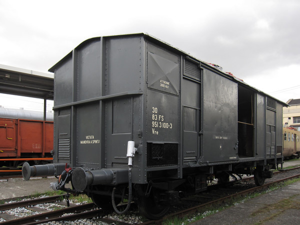 [Carro prova REC FS 30&nbsp;83&nbsp;951&nbsp;3&nbsp;100-3&nbsp;Vre sul
piazzale della  Squadra Rialzo di  Milano Centrale.  Milano,  23 marzo
2014.]