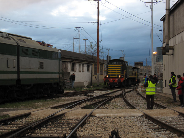 [Locomotiva diesel FS  D141.1011 sul piazzale della  Squadra Rialzo di
Milano Centrale.  Milano, 23 marzo 2014.]