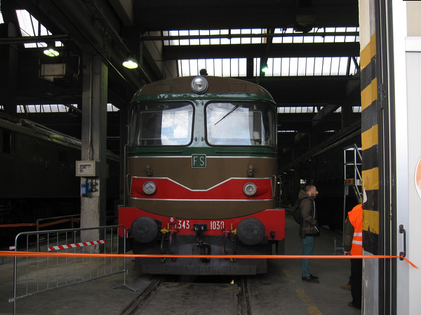 [Locomotiva  diesel-elettrica FS  D343.1030 all'interno  della Squadra
Rialzo di Milano Centrale.  Milano, 23 marzo 2014.]