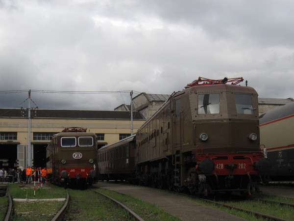 [Locomotive  elettriche storiche  FS E428.202  ed E645.090  e carrozza
tipo  1937  Bz&nbsp;32153  davanti   alla  Squadra  Rialzo  di  Milano
Centrale.  Milano, 23 marzo 2014.]