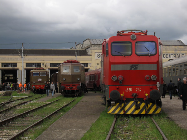[Locomotive  elettriche storiche  FS  E645.090,  E428.202 ed  E636.284
davanti  alla Squadra  Rialzo di  Milano Centrale.   Milano, 23  marzo
2014.]