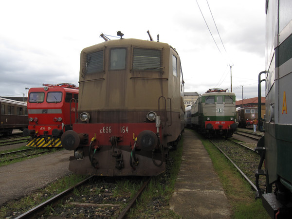 [Locomotive  elettriche  storiche   FS  E636.284  "Camilla",
E636.164, E645.104 (con numerazione  storica E646.004) ed E645.023 sul
piazzale  della  Squadra Rialzo  Milano  Centrale.   Milano, 23  marzo
2014.]