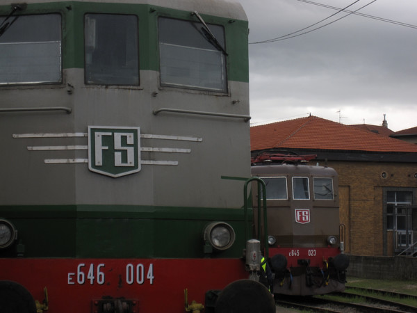 [Locomotive elettriche storiche FS  E645.104 (ex E646.004) ed E645.023
davanti  alla Squadra  Rialzo di  Milano Centrale.   Milano, 23  marzo
2014.]