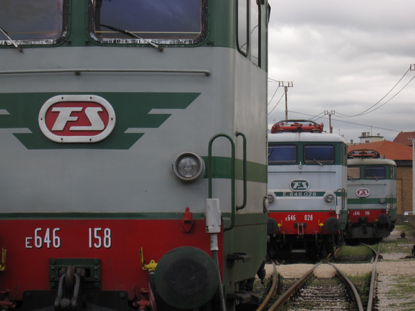 [Locomotive  elettriche  storiche  FS E646.158,  E646.028  e  E646.196
davanti  alla Squadra  Rialzo di  Milano Centrale.   Milano, 23  marzo
2014.]